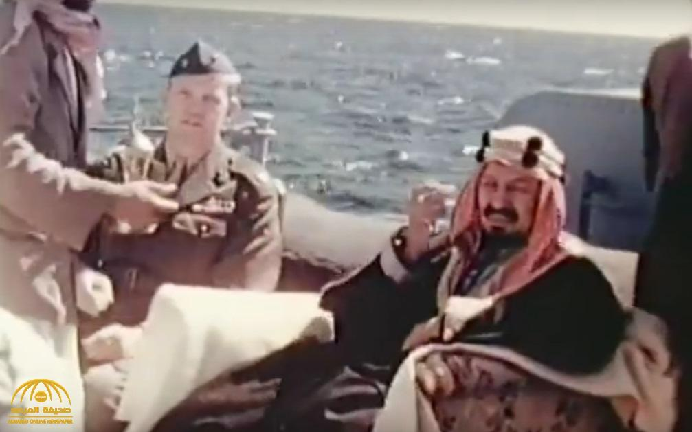 الملك المؤسس عبدالعزيز آل سعود — رحمه الله — يحتسي فنجان قهوة على ظهر سفينة.