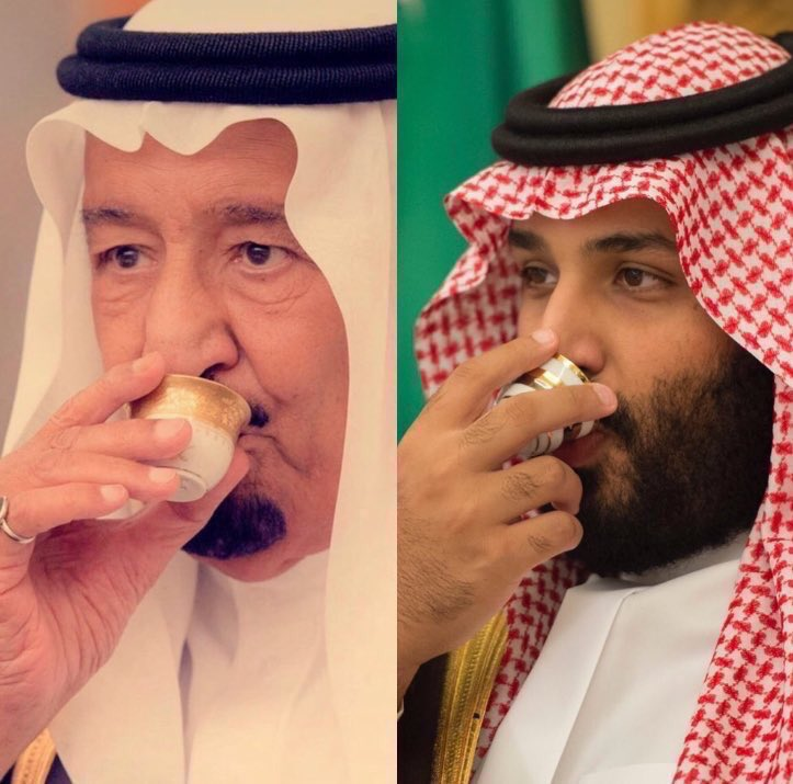 الملك سلمان بن عبدالعزيز وسمو ولي العهد الأمير محمد بن سلمان — حفظهما الله — يتقهويان.